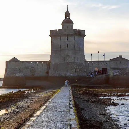 Apartment 1 Bedroom In *